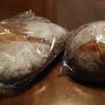 ポーズパン - 左:フランスパン(正式名称不明)　右:LATTE