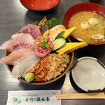 寿司の海女屋 - ちらしランチ(味噌汁付き) 1400円。