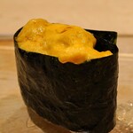 三谷 - 青森県大間の雲丹の握り