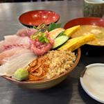 寿司の海女屋 - ちらしランチ(味噌汁付き) 1400円。