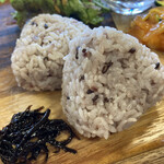 デリ&キッチン ハロ - 赤米ご飯のおにぎり、やや小ぶりサイズ