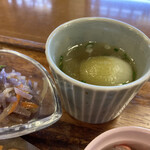 デリ&キッチン ハロ - スープには新玉ねぎが丸ごと、柔らかく煮込んで