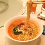 南翔饅頭店 - 箸あげが下手ですが
      味は抜群の担々麺！
      甘辛い(￣▽￣)