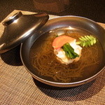 ふふ 熱海 - 御椀  もずくは沖縄のもので旬の初物、たしかに一回り細いですね。筍真丈がプリプリ、香りも良い。