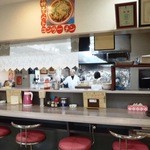 光福亭 - Ｌ型カウンター内部の調理場、店主とカメラがアイコンタクト