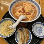 中国ラーメン揚州商人 - トマ玉ラーメンのランチセット