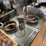 Marugame Seimen - 注文ごとにフライパンでお肉と玉ねぎを焼いています