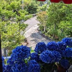 赤い屋根 - この坂道を入ります