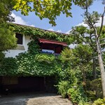 赤い屋根 - 下から見上げたお店