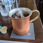Akai Yane - 銅のカップのアイスコーヒー