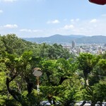 赤い屋根 - 東区の山が対岸に見えます