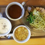 Suteki Miya - サラダ、鶏肉としいたけのスープ、ビシソワーズ、野菜のカレースープ。