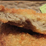 じとっこ組合 - 「ぎょろっけ」は、黒むつの旨みと上品な香り、
      玉ねぎの甘みがよく有っていて、
      上質なさつま揚げとコロッケの香ばしさ！
      