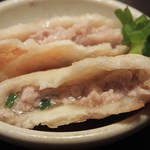 じとっこ組合 - 割った「丸餃子」：ガブッと噛めば、
      コクのある地頭鶏スープがジュワッ♪
      