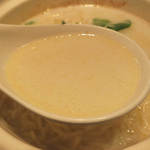 じとっこ組合 - 「鶏煮込みそば」のスープ：口に含めば、ポタージュに似た厚み！