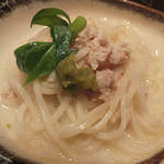 じとっこ組合 - 取り分けた「鶏煮込みそば」：中盤から、柚子胡椒を加えると、
      全体がキュッと締まって、香り良く♪
      