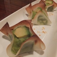 やさいの王様 銀座店 - 北海道産インカの目覚めとアボガドの焼き春巻き（680円）
