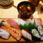 Warei Zushi - 令和4年6月 ランチタイム
                      お昼のにぎりB定食(にぎり8貫＋細巻3切れ＋赤出汁) 700円