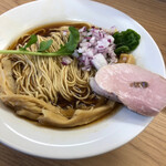 めん処 きよ洲 - 白金豚のモモチャーシューがサクサク。紫玉ねぎが絶妙！