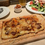 フランツクラブ - プルドポークのスパイシーフラムクーヘン 南ドイツの薄焼きピザ。美味し。