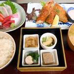 [Daily] Large fried shrimp and sashimi set meal