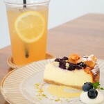 ハナツムリ - 【2022.06】ブルーベリーのクランブルチーズケーキ(税込506円)、自家製ジンジャーエール(税込528円)