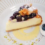 ハナツムリ - 【2022.06】ブルーベリーのクランブルチーズケーキ(税込506円)