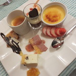 Ｂｉｓｔｒｏ　Ｒ - 5種類のスウィーツとフレッシュフルーツ。クリームブリュレにプリン、レアチーズケーキに苺のムース、フルーツケーキにチョコレート。嗚呼❤