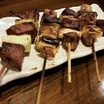  トンキ - 焼きとん4串盛（カシラ、キモ、白腸、心臓）