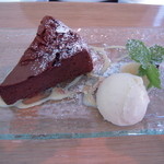 堂島リバーフォーラム　CAFE - ガトーショコラ＆バニラアイス・・きれいに装飾されています！