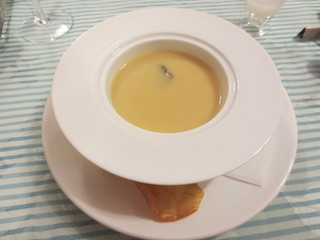 Ｂｉｓｔｒｏ　Ｒ - 本日のクリームスープ。薩摩芋のスープで、中にトリュフが入ってます。皿のふちに、薩摩芋のチップス