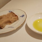 カランク - パンは焼きたての熱々で提供されます。最高級オリーブオイルで。