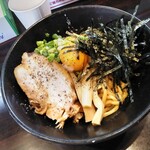 大空 - 醤油(並)こってり850円(税込)
      麺はホクホクモッチモチ★味付けバッチリ★こりゃあ旨いわ★
      チャーシューの量もさることながら、厚みが凄いです！
      半ライスと追い飯無料サービス有り(無くなり次第終了)。