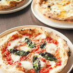 ダーツカフェ ウノ - ピッツァはオーダーが入ってから生地を伸ばしています。　全6種