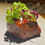 隼 - 赤～34ヶ月飼育の山形雌牛ヒレ肉　燻製　イタリア赤ワインソース　中華駄菓子　ハーブ