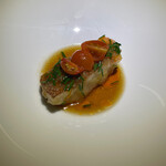 隼 - onion～沖縄宮古島産スジアラの蒸し物　淡路産フルーツ新玉ねぎソース　セミドライトマト　醤油　ナンプラー