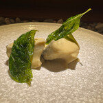 隼 - 白～山口県産黒鮑　会津産ホワイトアスパラベースのソース　揚げたスイートバジル