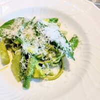 La Brianza - ジェノベーゼリングイネ旬のスナップえんどう。シャクシャク歯ざわり甘いスナップえんどう、しっとりじゃがいもや香ばしい松の実もいい仕事してる。麺とよく絡んで、絶妙美味しい♪