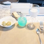 La Brianza - ブリアンツァブルーなオリジナルカクテルとゼッポリーニと自家製フォカッチャ。