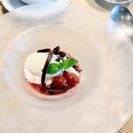 La Brianza - フォレノワール風チェリーアイスクリームショコラをディカフェコーヒーと。ひゃ〜オシャレ。チェリーのケーキをイメージしたドルチェで、パティシエさんのお力素晴らしい!!　美しいし季節感もあり素敵美味でした☆