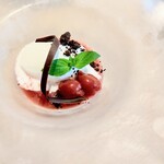 La Brianza - フォレノワール風チェリーアイスクリームショコラ。クルンと形作られたチョコレート、素晴らしいわ