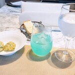 La Brianza - ブリアンツァブルーなオリジナルカクテル。パインの甘みグレープフルーツの爽やかさ感じられるひんやり夏向きな美味しさ。オシャレなだけじゃなく、本当に美味しい♡(*^^*)