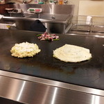 てっぱん - 左がミックス、右が尾道焼き