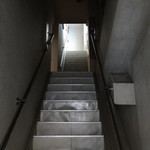 ニコラ - （’13/03）一見、ただの古い雑居ビルの階段ですが、この先には・・・