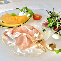 テストキッチンエイチ - カプレーゼ　生ハムメロンと鰹カルパッチョの前菜
