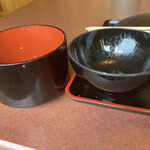 肉処 和 - 左が最初の大盛り用の茶碗、右がおかわり用、普通茶碗。