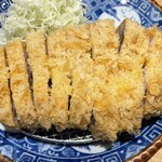 とんかつ七井戸 - 薄いきつね色のロースかつです！