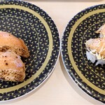 はま寿司 - 左焼きとろサーモンレアステーキ、右炙りとろサーモン、どちらも100円