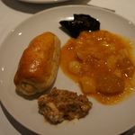 サプカイ - ブッフェのパンとニョッキ。ニョッキはちょっと芋が溶けてましたね。