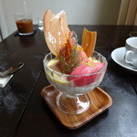 ニコラ - （’13/03）今月のパフェ（900円） 薔薇の花びらみたいな桜餡がとても綺麗で、スプーンをつけるのがもったいなかった。（桜餡ペシェにマスカルポーネレンズ豆のぜんざい道明寺の餅入り）